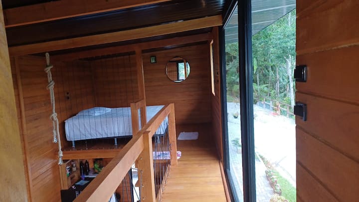 Cabana Angillyn integrada ao jardim e à vegetação nativa